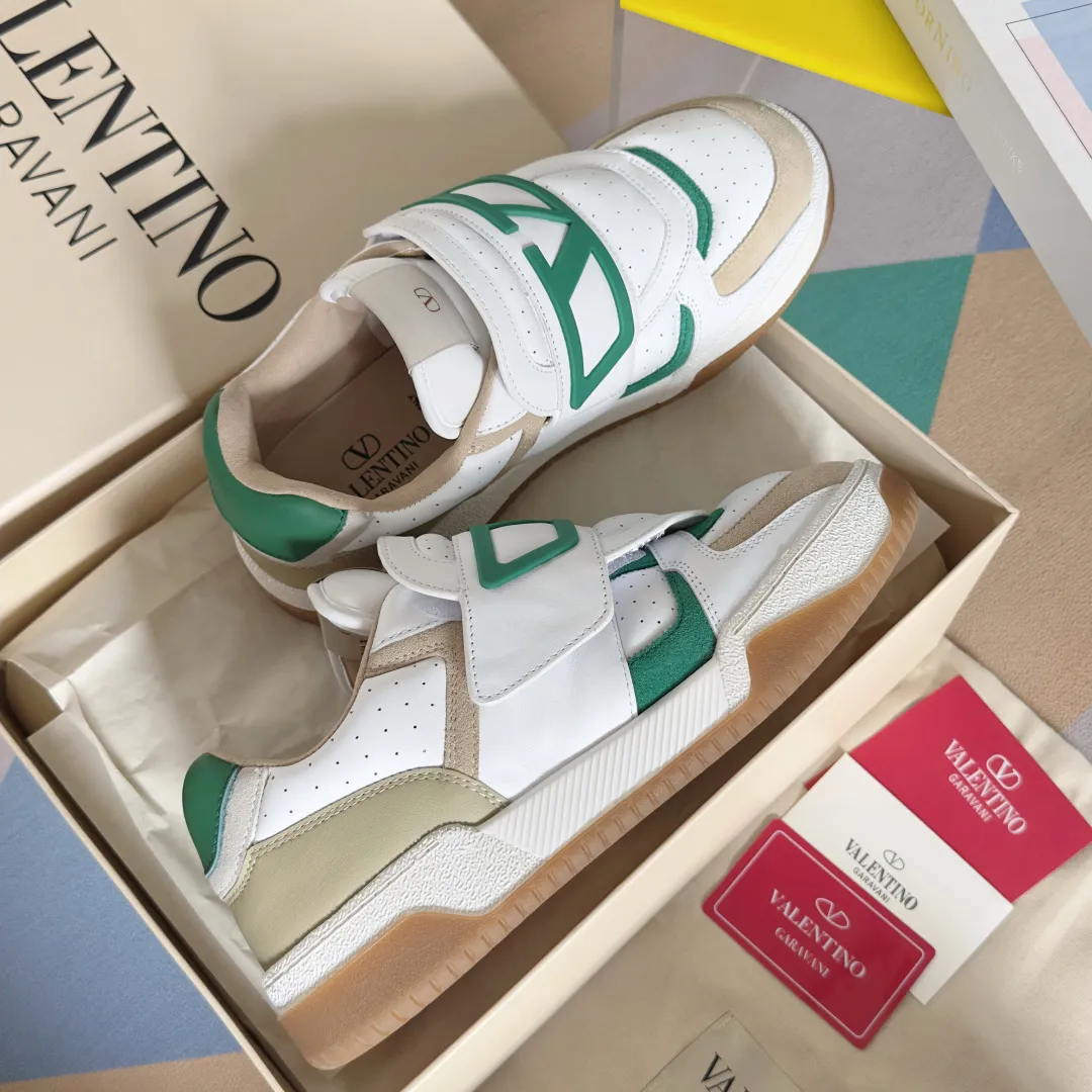 [Valentino] P: 880💰 Couple model, size: ▪️Size: Women's model 35-40 / Men's model 39-44 (45 customized) Valentino Valentino Couple model Joie de Jouer series Velcro Thick sole Bread shoes Couple model Casual sports shoes White shoes Original purchase and development Production Joie de Jouer series The style is simple but not out of style. The pure white base is paired with fresh green and soft beige, and the unique Velcro design highlights your personality. Every detail tells the fashion and quality. Wear it, take a confident step, and start the fashion journey. Exquisite packaging at the delivery counter🛍📦 ▪️Fabrics: Original custom imported first-layer cowhide ▪️Inner lining: Original custom-made soft sheepskin lining ▪️Outsole: Original open-molded anti-slip TPU material ▪️Sole thickness: 3.5CM